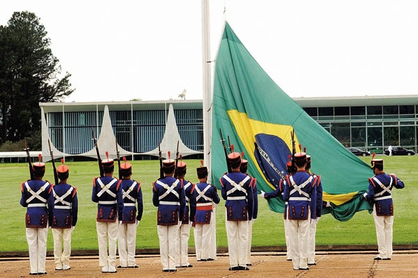 Hasteamento da bandeira nacional, em Brasília, pelos Dragões da Independência
